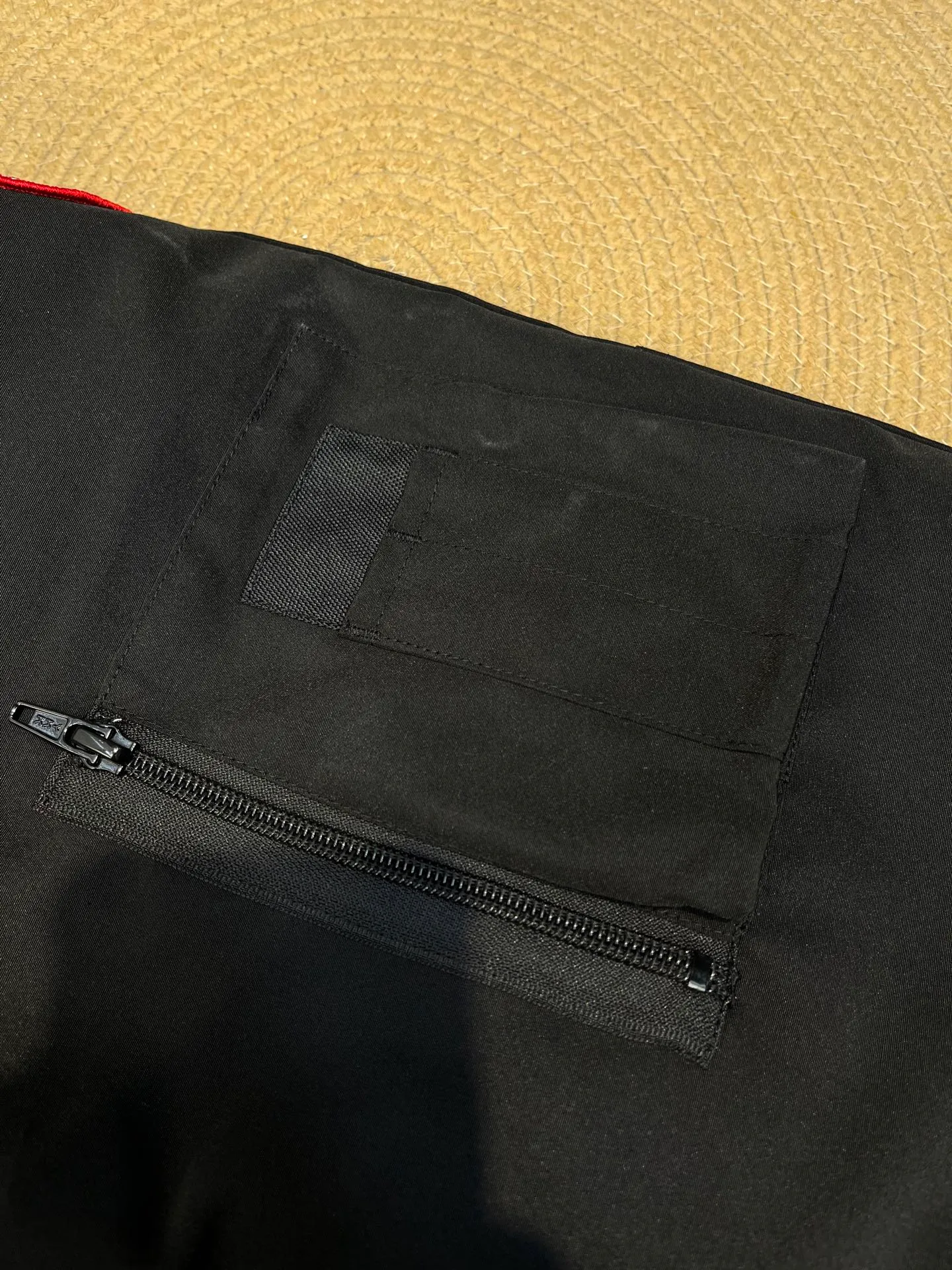 P720 high-end version black (new version of Big Goose 01) Canada Goose Canada Goose #Chilliwack 7999M bomber jacket short down jacket/01 model #Men and Women Same Style# ➖ Genuine synchronous anti-counterfeiting chip sensor! ➖ Imported 21S polyester-cotton blended original fabric [last year’s 16S/18S hard fabrics have been completely eliminated, this year all use 21S genuine synchronous fabrics, the soft mid-strap feels delicate and textured], genuine synchronous Feather-Light 10D waterproof coating fabric, made of 84.5 polyester fiber and 15.5 cotton, 100% the best feel in the entire network! ➖ The genuine official website is synchronized with the national standard 80 white duck down, you can check the official website customer service, there will never be a series of misleading claims such as 90 down or goose down! ➖ Using the best nylon lining with double double-layer sealing design, velvet-proof No. 7 needle + grid-filled down ready-made garments, there is 100% no so-called velvet running! ➖ The cuffs are designed with thickened seamless threads, and the collar and pockets are lined with top-quality polar fleece to keep you warm and comfortable! ➖ Yoshida YKK provides original custom-made electroplated sliders. YKK two-way lockable zippers are tight and smooth and will not peel off paint! ➖ 3M composite guarantees that the Velcro is the same as the original, durable, and all accessories and hardware are custom-made! ➖ Imported BEHRINGER embroidery machine to customize the 10,000-needle embroidery logo, 98% of which can be reproduced to restore the original logo. You can check and compare on the official website! ➖ The fur collars are all made of large pieces of Western Canadian blue wolf hide, ensuring that each fur collar is 13-15cm wide!   Size:XS-XXL
